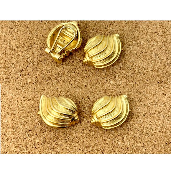 Vintage Liz Claiborne Brushed Gold Shells Clip On Earrings - Picture 4 of 16